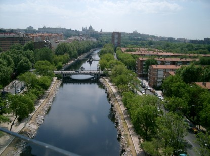 Blick über den Manzanares hinweg auf die Silouette von Madrid Blick über den Manzanares hinweg auf die Silouette von Madrid